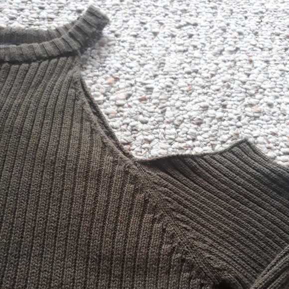 Cold shoulder sweater - Picture 2 of 6